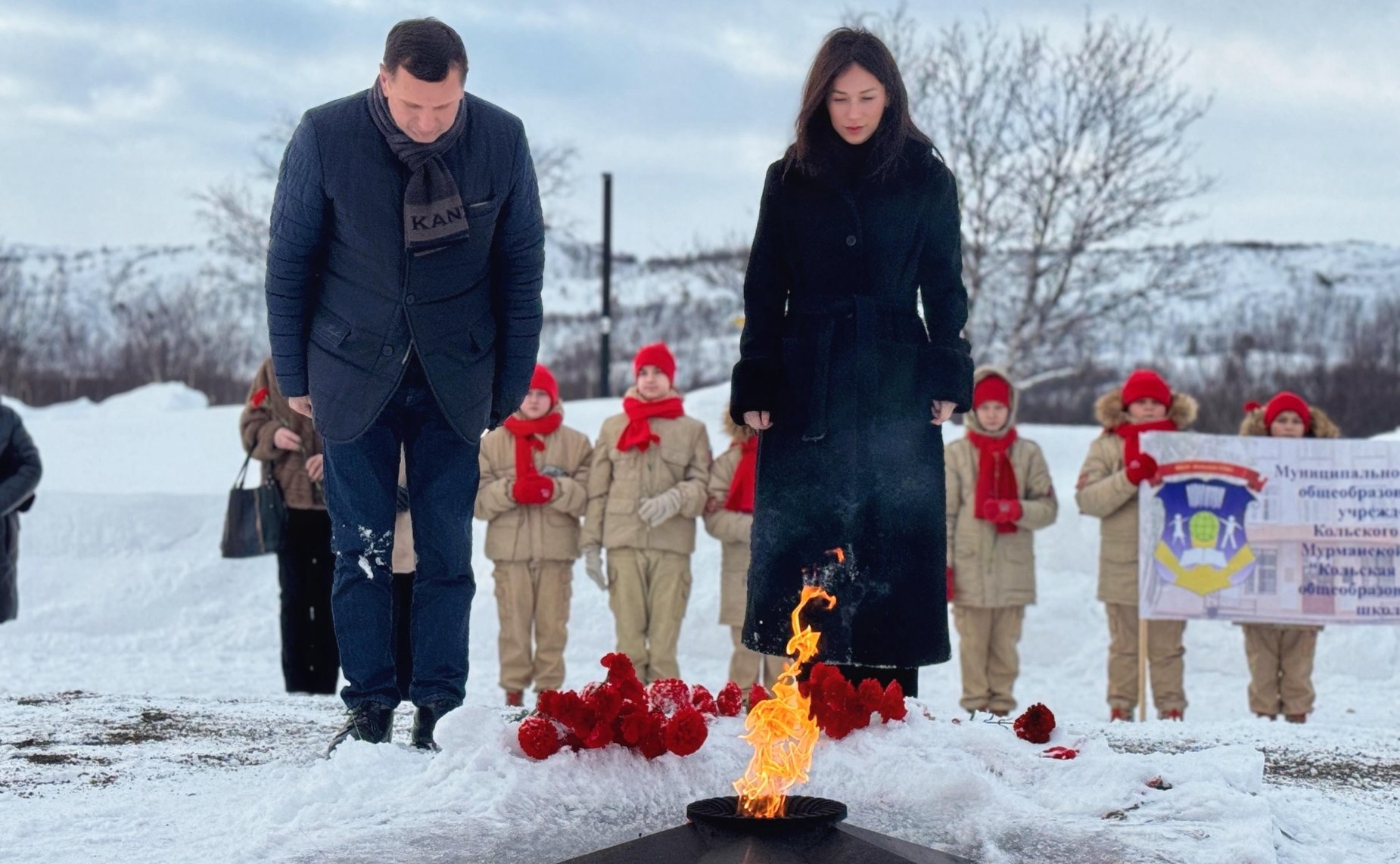 Елена Дягилева возложила цветы к мемориальной стене, на которой высечены имена защитников Кольского Заполярья