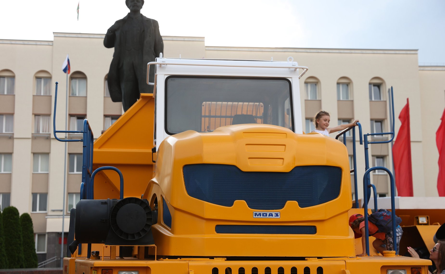 Валентина Матвиенко совместно с Натальей Кочановой открыли ярмарку достижений народного хозяйства Беларуси