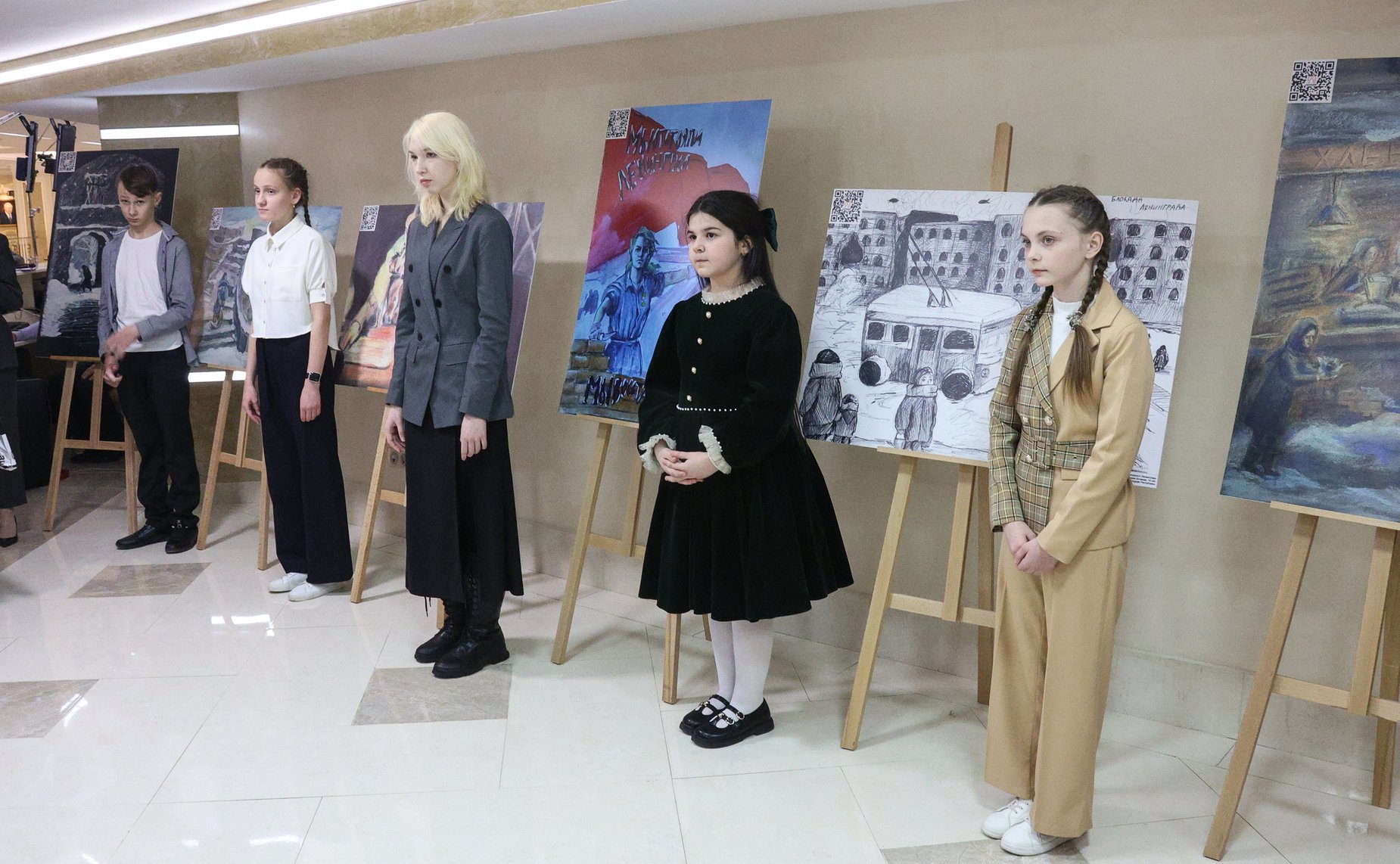 В Совете Федерации открылась выставка картин победителей конкурса детского рисунка, посвященного 80-летию прорыва блокады Ленинграда «Жизнь, деленная на граммы»