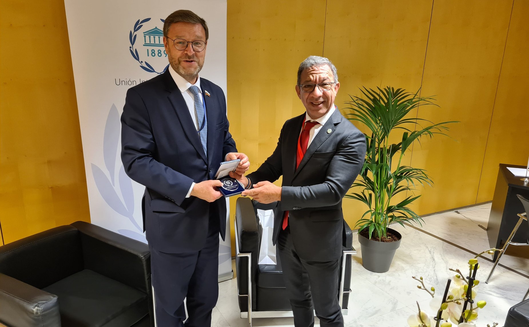 Заместитель Председателя СФ Константин Косачев, который возглавляет делегацию Федерального Собрания Российской Федерации на 143-й Ассамблее Межпарламентского союза (МПС), провел встречу с Председателем МПС Дуарте Пашеку