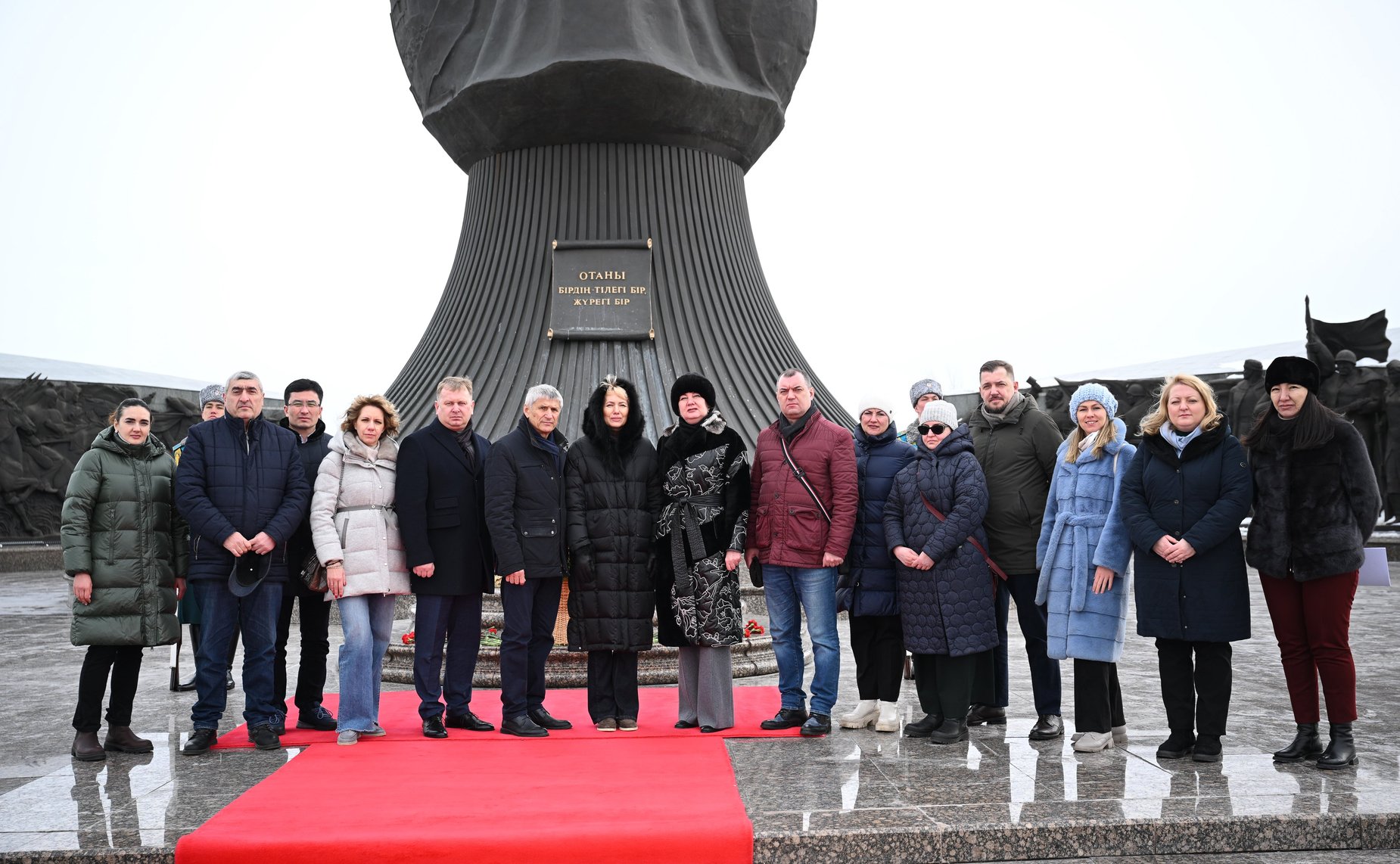 В составе делегации Постоянной комиссии МПА СНГ Татьяна Сахарова приняла участие в церемонии возложения цветов к Монументу «Защитники Отечества»