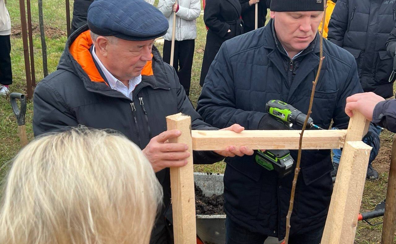 Анатолий Артамонов совершил рабочую поездку в Боровский муниципальный округ, где принял участие в ряде мероприятий