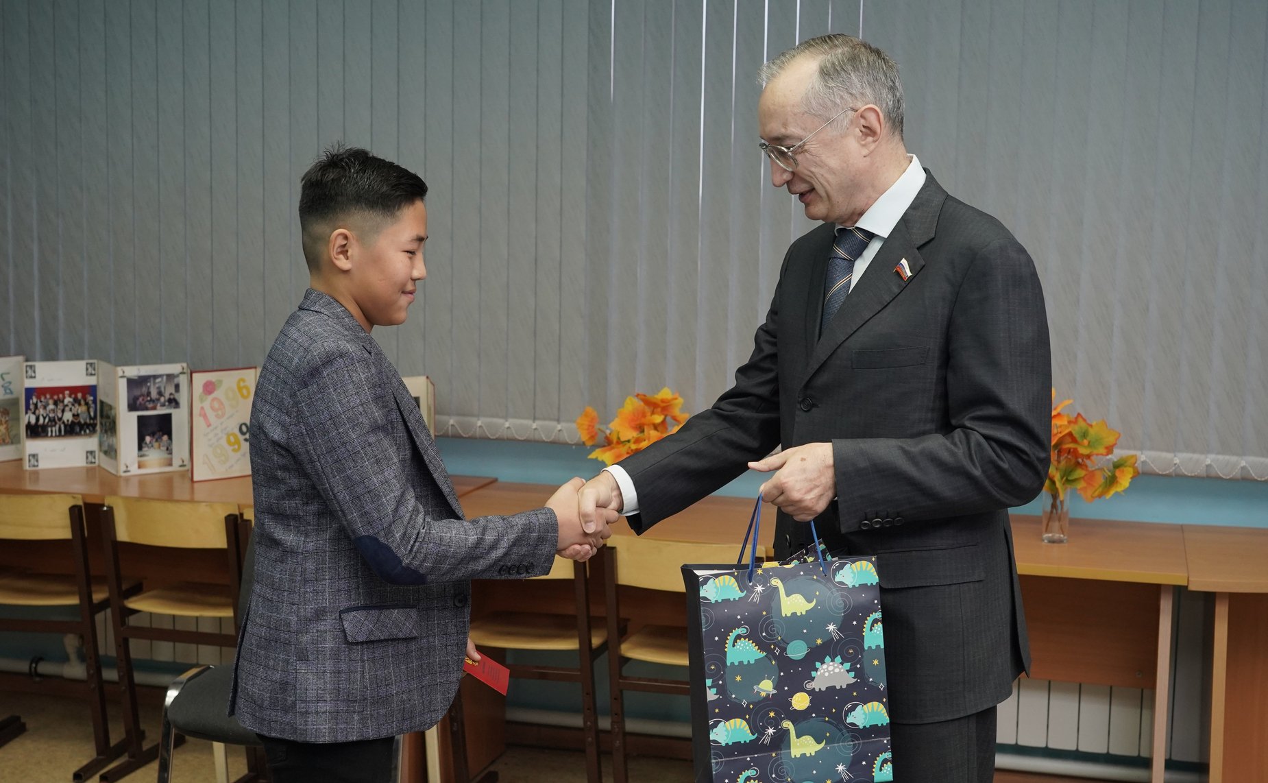 Андрей Кислов вручил 12-летнему жителю Кинель-Черкасского района Ансару Нурушеву медаль Совета Федерации «За проявленное мужество»