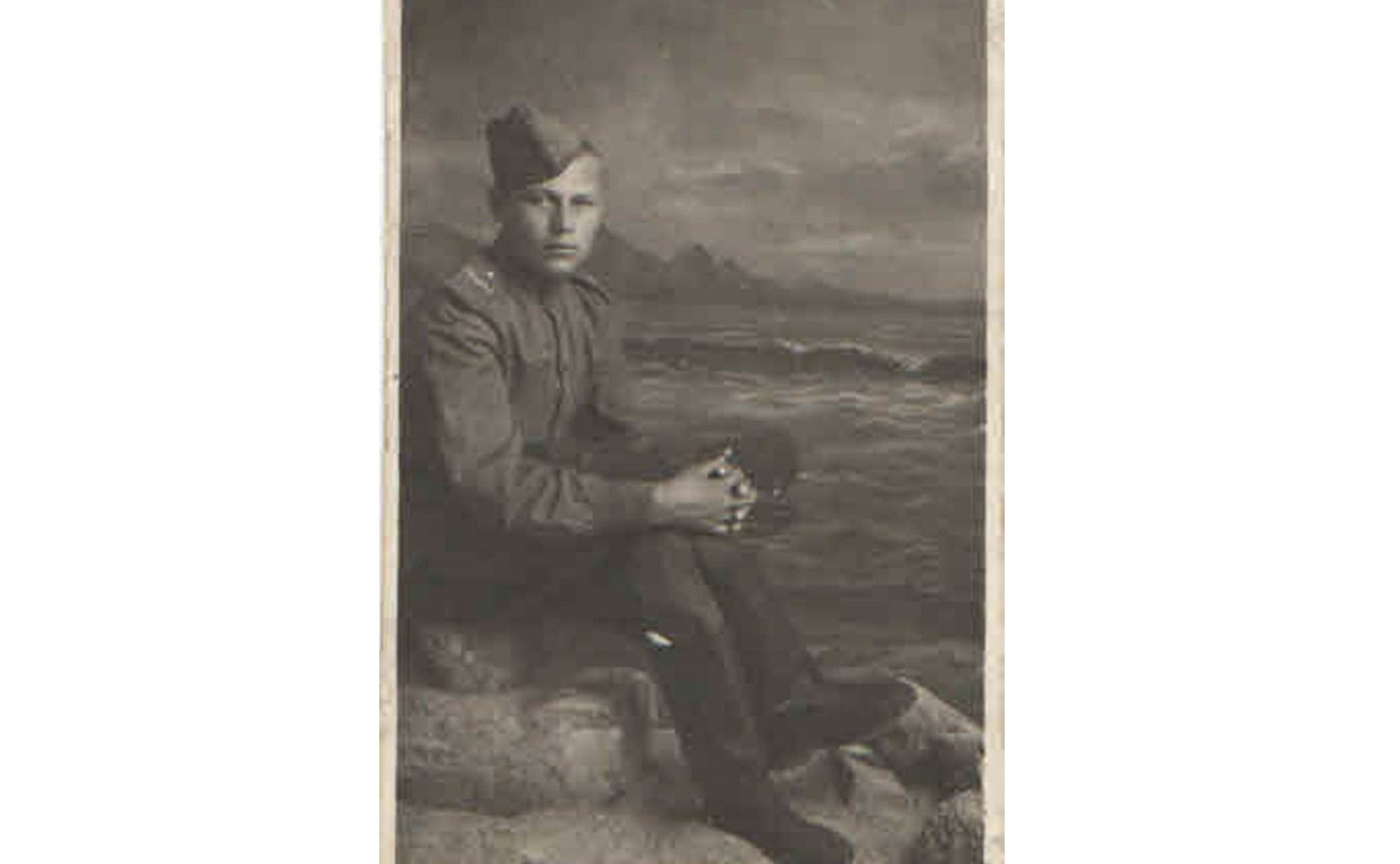 Комов Сергей (16.07.1926–12.04.2014) Пензенская обл, с.Студеновка, младший сержант-артиллерист, участвовал в сражениях в Восточной Европе, награжден орденом Отечественной Войны II степени. Двоюродный дед помощника сенатора В. Бекетова Е. Косолаповой