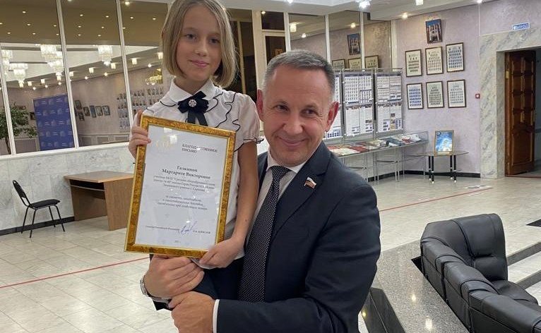 Олег Алексеев в ходе поездки в регион принял участие в торжественном награждении школьников, совершивших геройский поступок