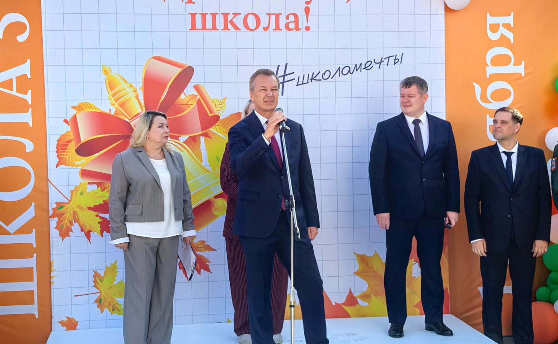 Первый заместитель Председателя Совета Федерации Андрей Яцкин поздравил учителей и учеников начальной школы № 5 города Азова с Днем знаний