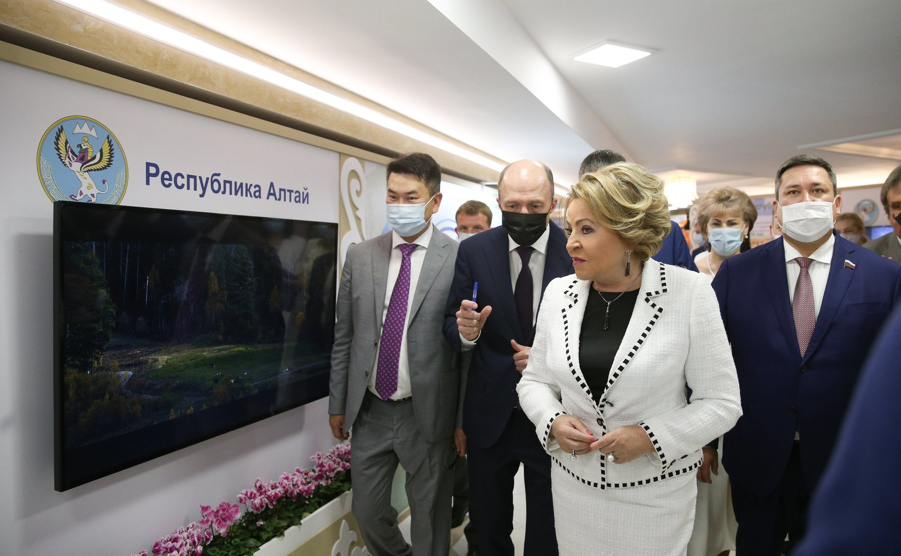 Валентина Матвиенко и глава Республики Алтай открыли в верхней палате парламента выставку, посвященную основным направлениям развития региона