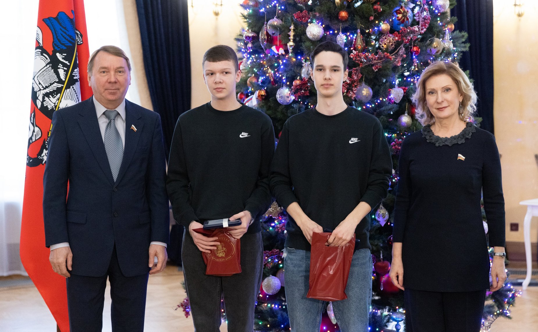 Инна Святенко и Владимир Кожин вручили награды детям-героям