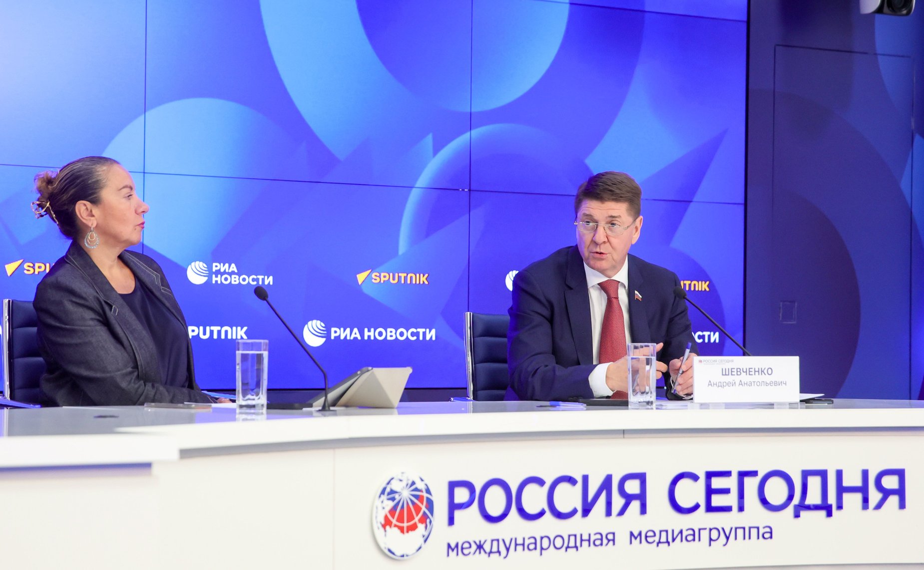 В Пресс-центре «Россия сегодня» состоялась пресс-конференция председателя Комитета СФ по федеративному устройству, региональной политике, местному самоуправлению и делам Севера Андрея Шевченко, посвященная работе Комитета в период весенней сессии