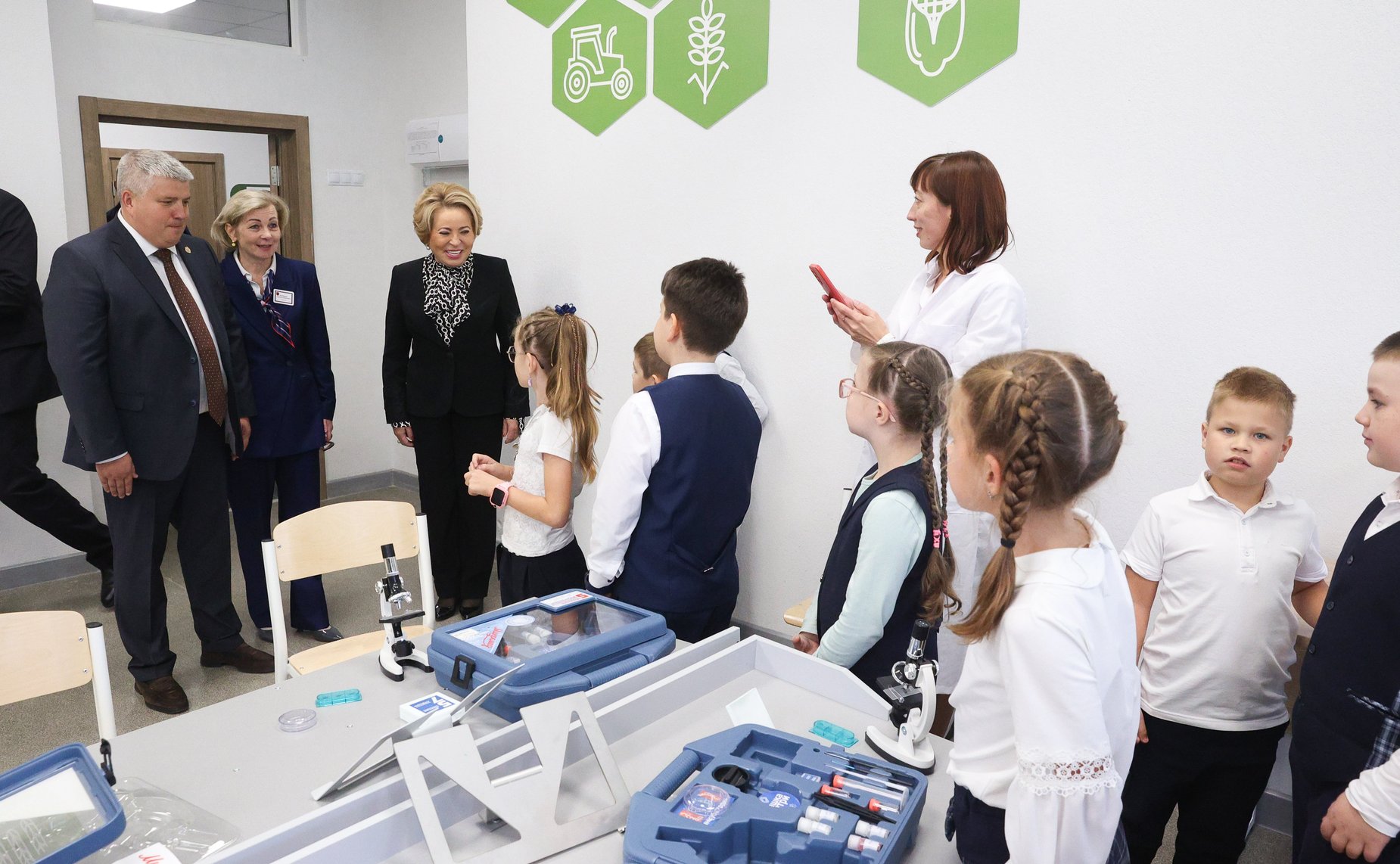 В рамках работы Х Парламентского форума «Историко-культурное наследие России» в Великом Новгороде Валентина Матвиенко посетила детскую общеобразовательную школу имени Г.Р. Державина и Дом музыки имени С.В. Рахманинова