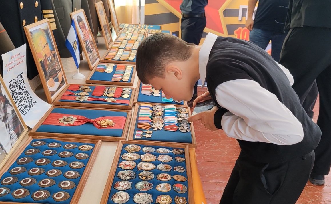 Игорь Кастюкевич организовал для школьников Херсонской области выставку «Гордость и слава России в орденах и медалях»