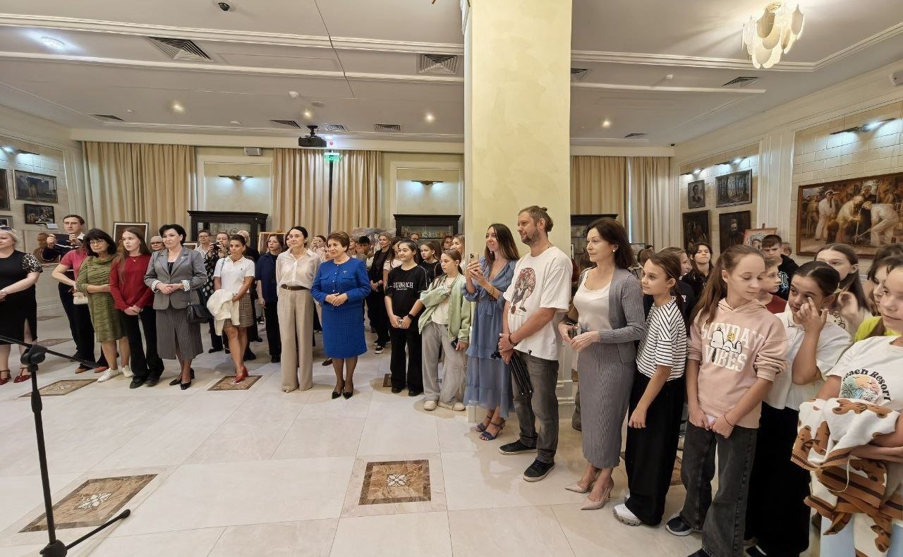Екатерина Алтабаева приняла участие в открытии выставки «Ради жизни на земле» в Севастопольской школе искусств
