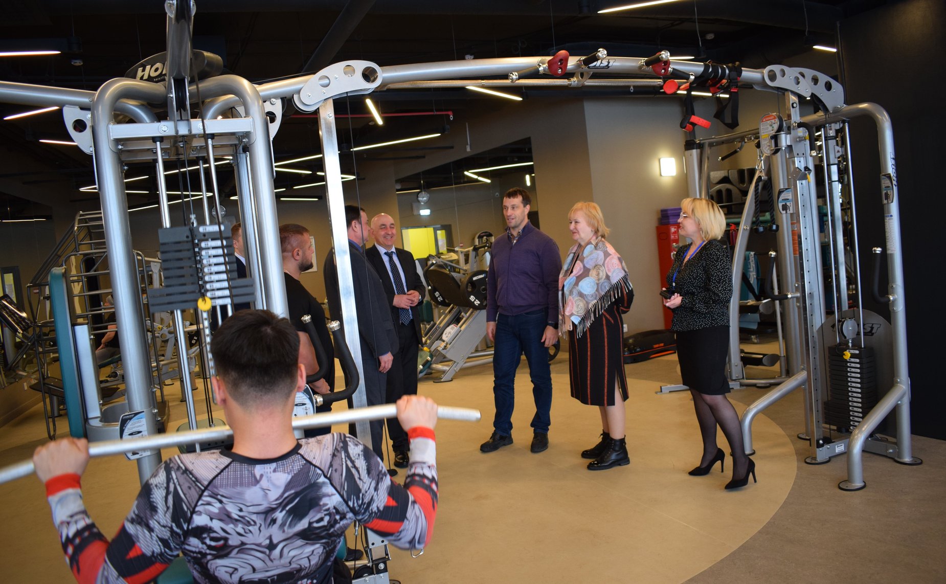 Эдуард Исаков посетил учреждения социального обслуживания и образования, здравоохранения и спорта в Когалыме и Нижневартовске