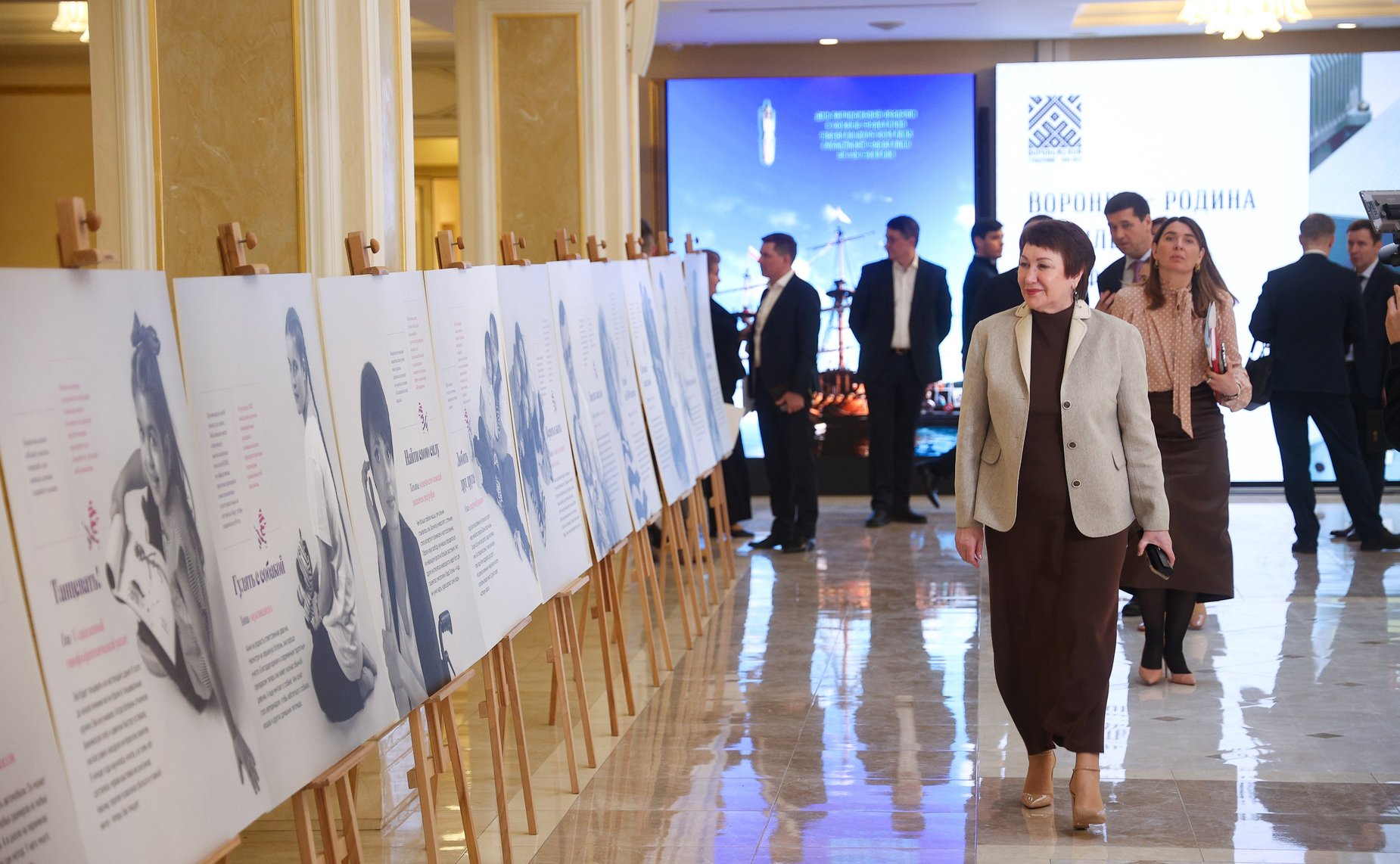 В рамках Дней Воронежской области в Совете Федерации сенаторы РФ приняли участие в осмотре фотовыставки, посвященной редким (орфанным) заболеваниям «В России важен каждый»