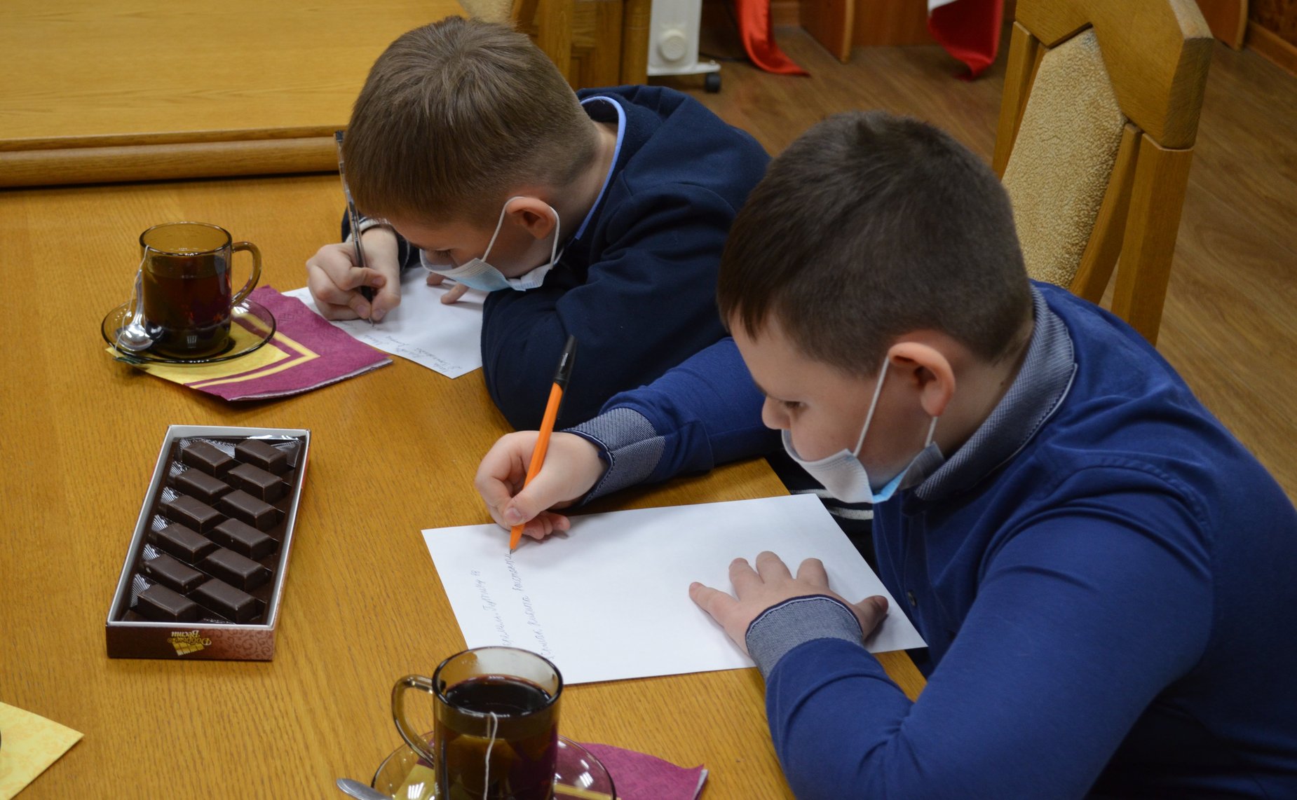 Сергей Аренин поздравил семьи военнослужащих и сотрудников, погибших при исполнении служебного долга, с наступающим Новым годом и Рождеством