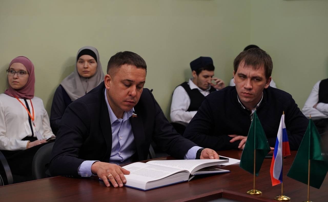 Айрат Гибатдинов провел встречу с представителями Духовного управления мусульман РФ и проректоратом МИИ