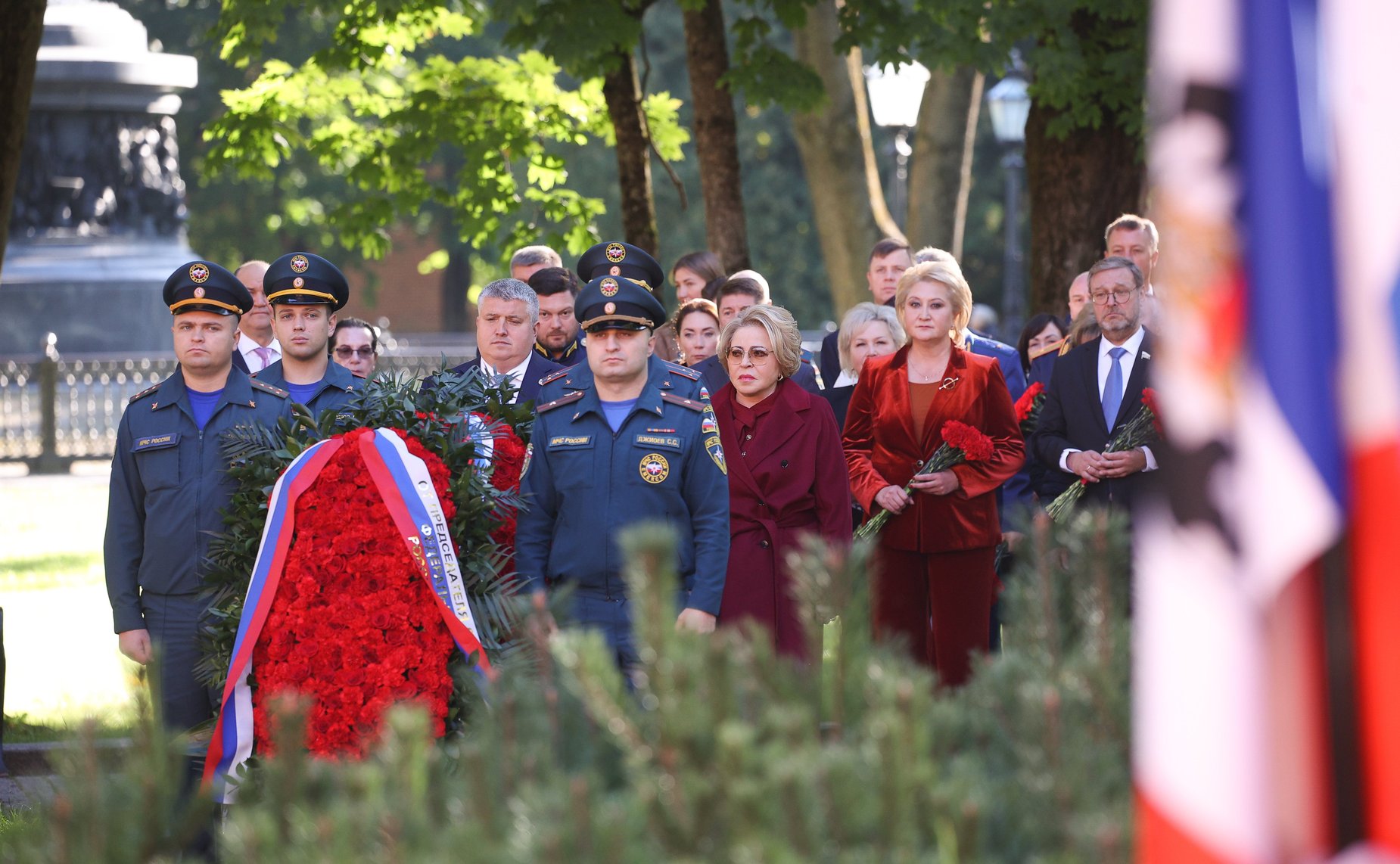 Председатель Совета Федерации Валентина Матвиенко и врио губернатора Новгородской области Александр Дронов возложили венки к Мемориалу «Вечный огонь славы»