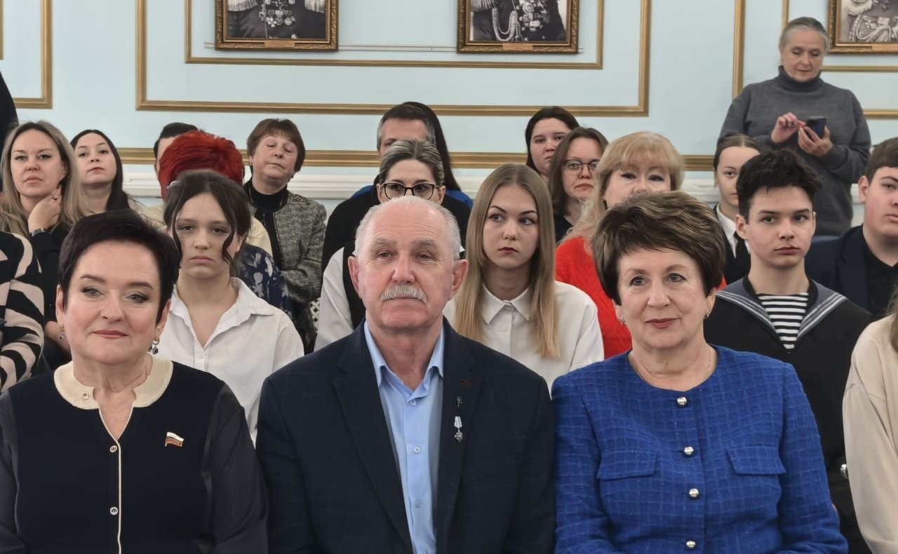 Екатерина Алтабаева совместно с представителем в СФ от законодательного органа государственной власти Севастополя Ларисой Мельник вручили награды севастопольским школьникам