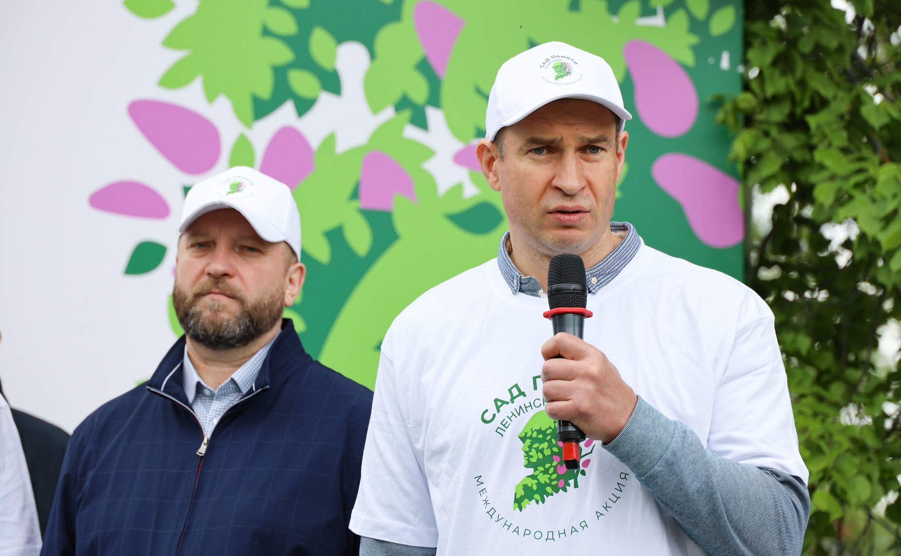 В Год защитника Отечества и 80-летия Победы в Великой Отечественной войне 1941–1945 годов сенаторы РФ и сотрудники Аппарата СФ провели акцию «Сад Памяти» — высадили 250 кустов сирени в музее-заповеднике «Горки Ленинские»