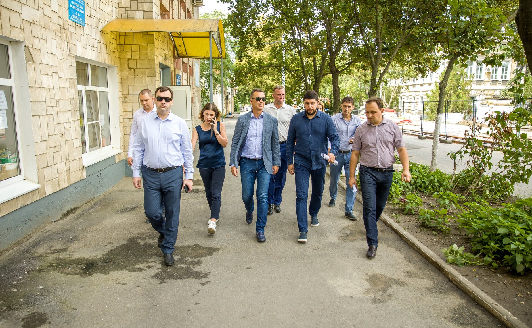 Андрей Яцкин в ходе рабочей поездки в регион посетил город Таганрог и проконтролировал ход работ по реконструкции трамвайной сети и реновации других объектов городской среды