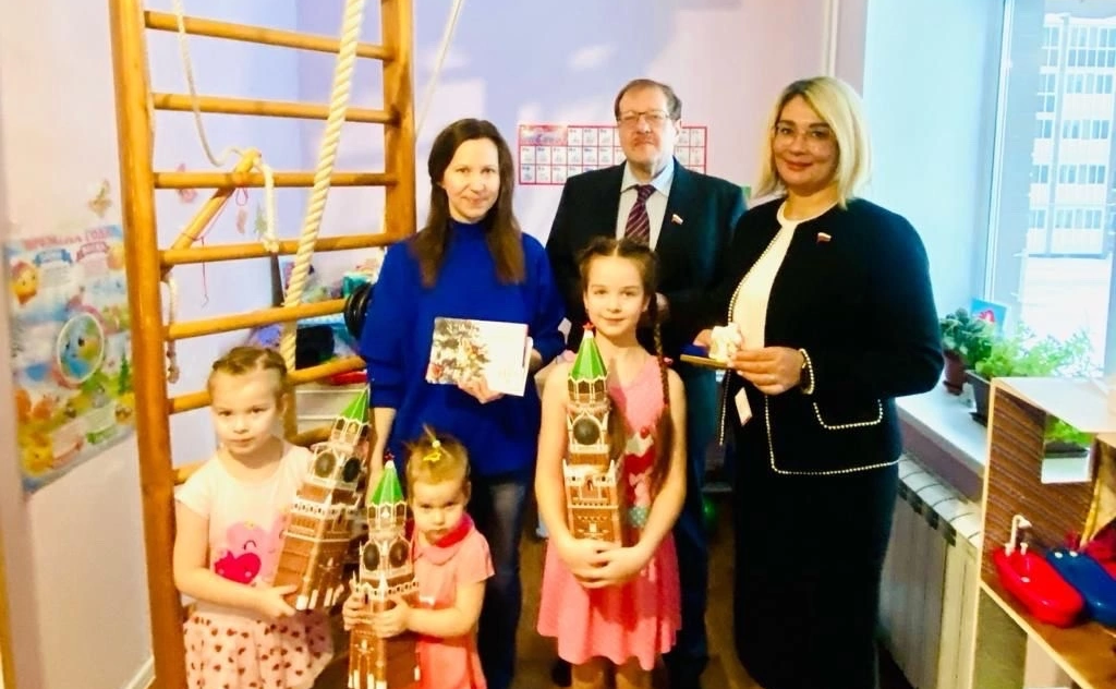 Наталия Косихина и Александр Русаков поздравили с Новым годом многодетную семью из Ярославля