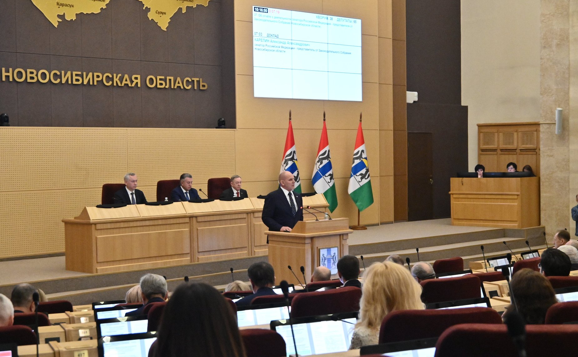 Александр Карелин представил отчет о своей работе перед депутатами Законодательного Собрания Новосибирской области