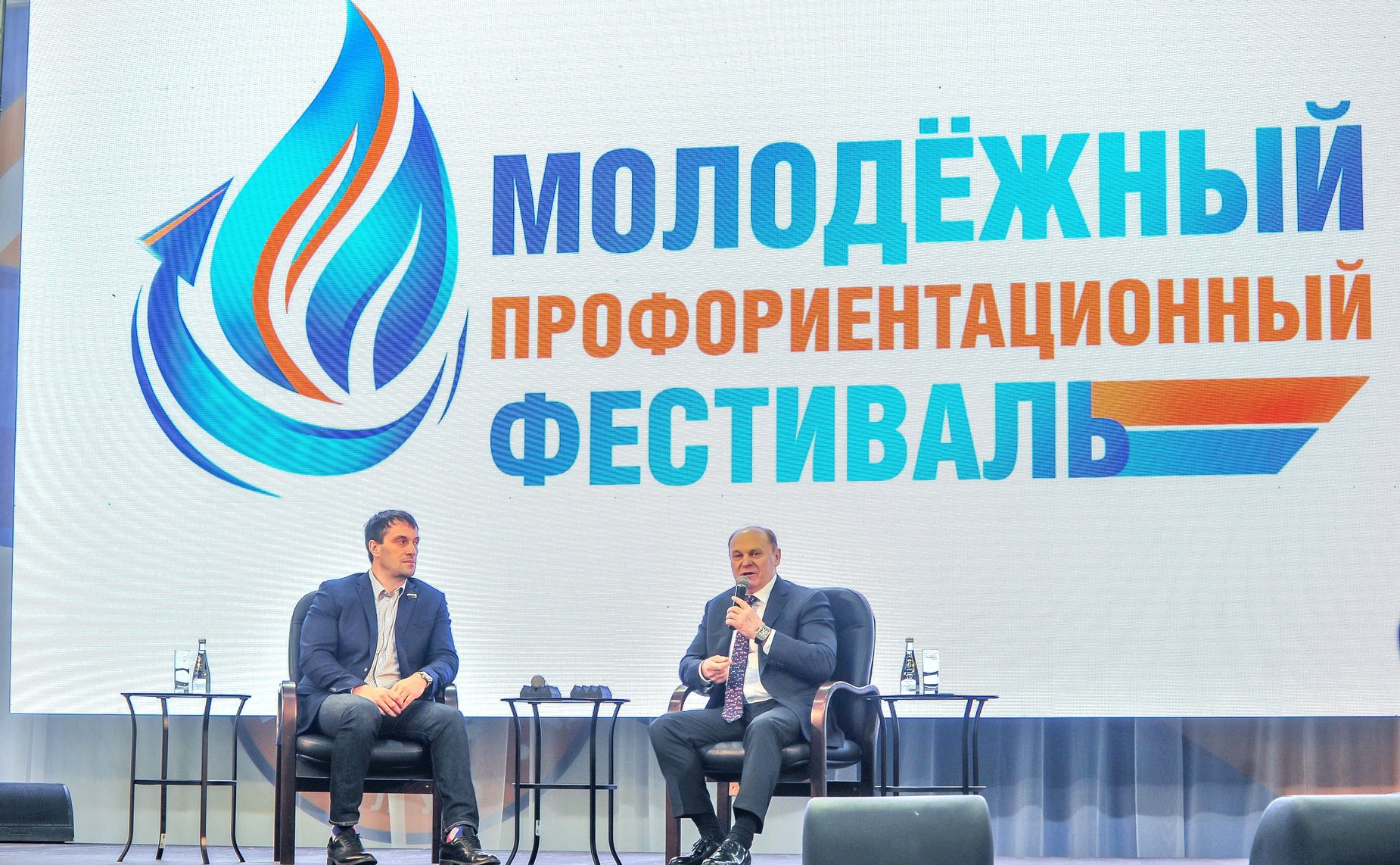 Эдуард Исаков в рамках региональной недели посетил молодежный профориентационный фестиваль в городе Югорске