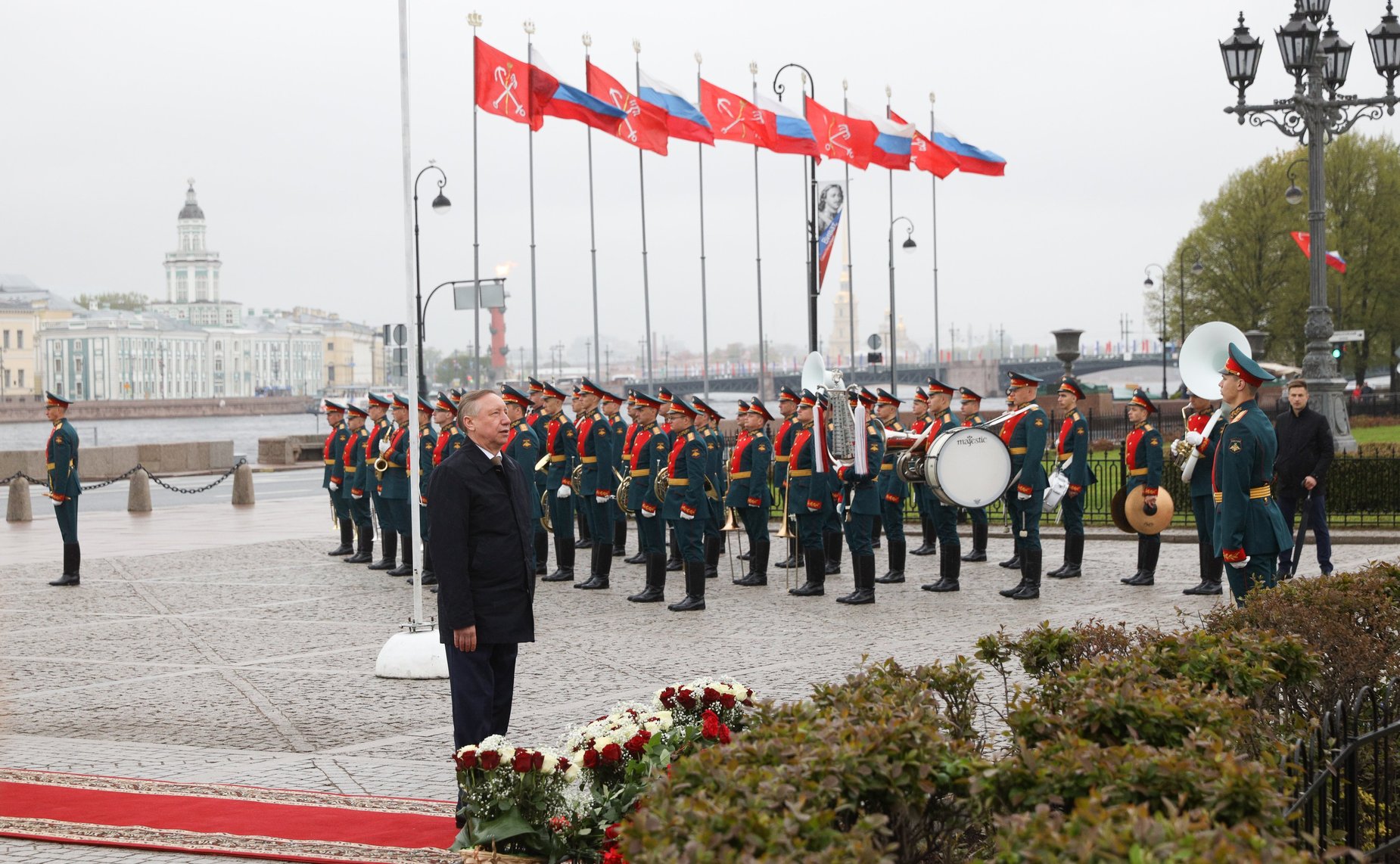 Церемония возложения цветов к памятнику Петру Первому на Сенатской площади