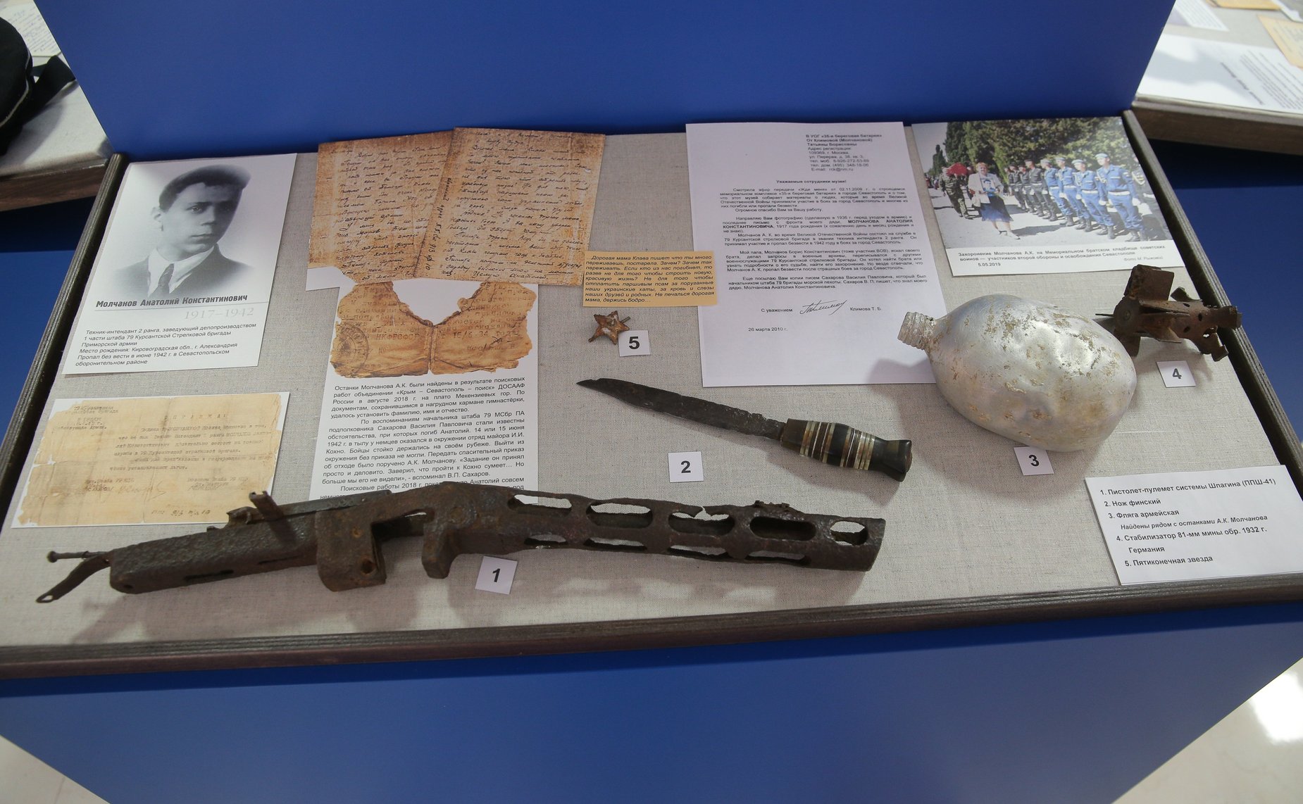 Валентина Матвиенко и Михаил Развожаев осмотрели выставку в Совете Федерации, посвященную легендарной истории и современному развитию города Севастополя