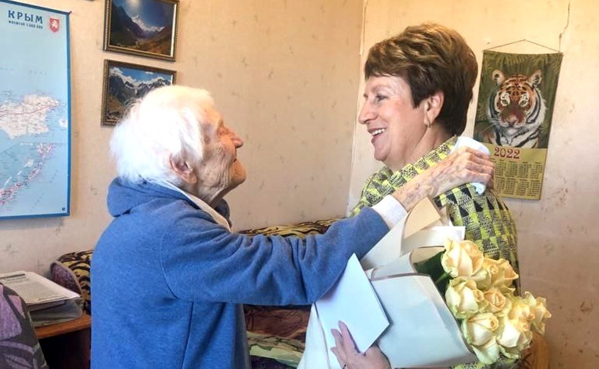 Екатерина Алтабаева побывала в гостях у Елизаветы Ивановны Рожковой и поздравила её со 104-м Днём Рождения