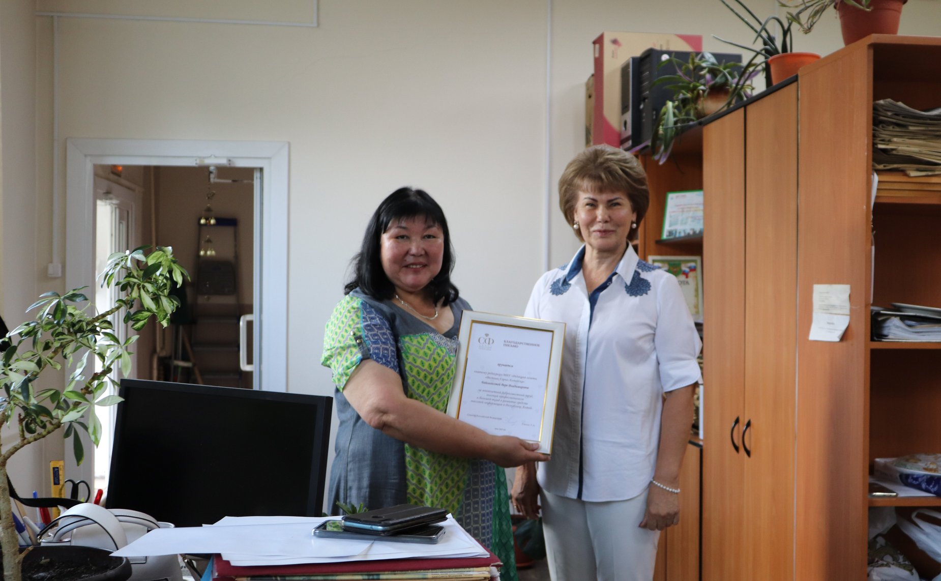 Татьяна Гигель вручила Благодарственные письма журналистам за многолетний добросовестный труд, высокий профессионализм и большой вклад в развитие СМИ Республики Алтай