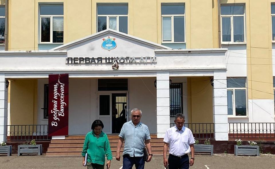 Баир Жамсуев в ходе региональной недели провел рабочие встречи и прием граждан по личным вопросам