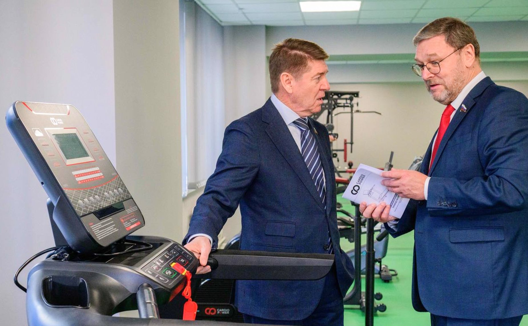 В рамках рабочей поездки сенаторы РФ совместно с главой Республики Марий Эл Юрием Зайцевым посетили в Йошкар-Оле универсальный крытый легкоатлетический манеж «Арена Марий Эл», учебный корпус Училища Олимпийского резерва