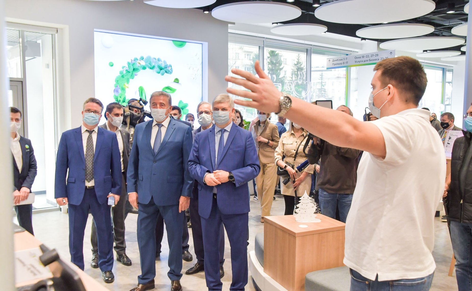 Сергей Лукин совместно с губернатором Воронежской области Александром Гусевым принял участие в открытии первого флагманского офиса нового формата одного из ведущих банков страны
