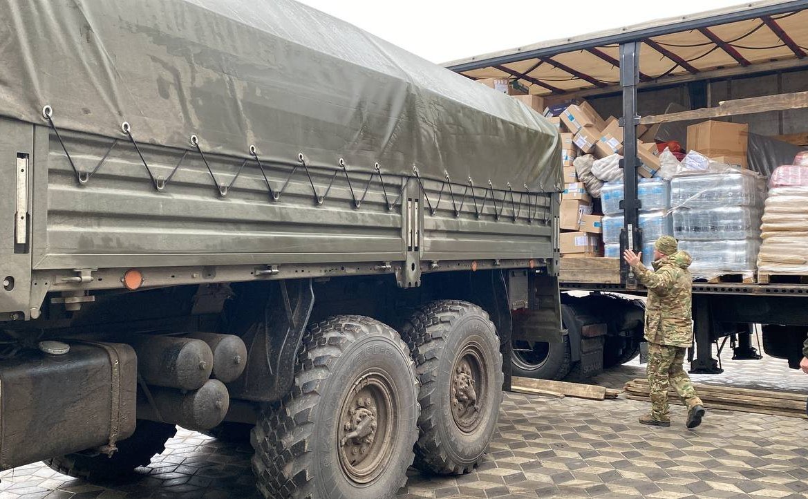 Российским военнослужащим в зону СВО переданы десять автомобилей УАЗ и двадцатитонная партия груза