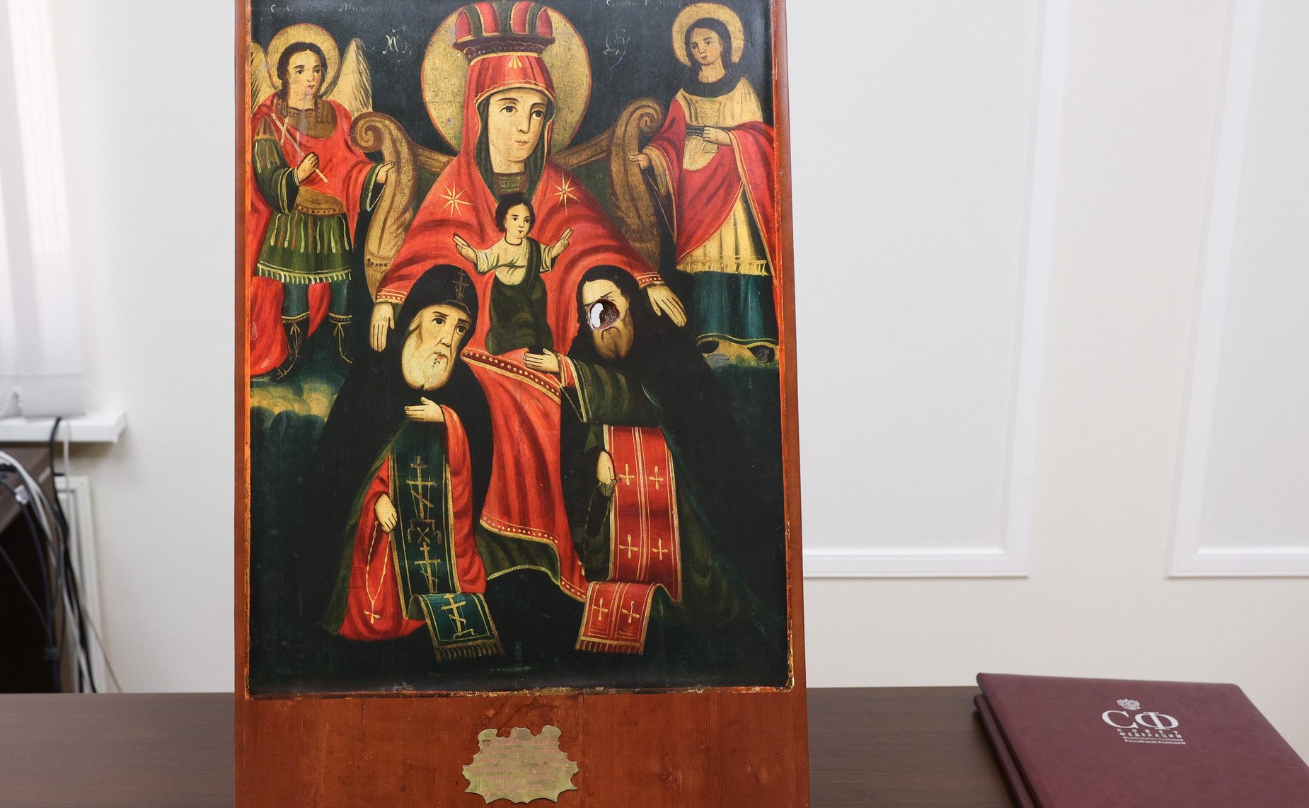 Передача освященного списка Иконы Селенгинского пехотного полка Богоматерь Печерская севастопольцам от жителей Республики Бурятия, в знак исторической связи между российскими регионами