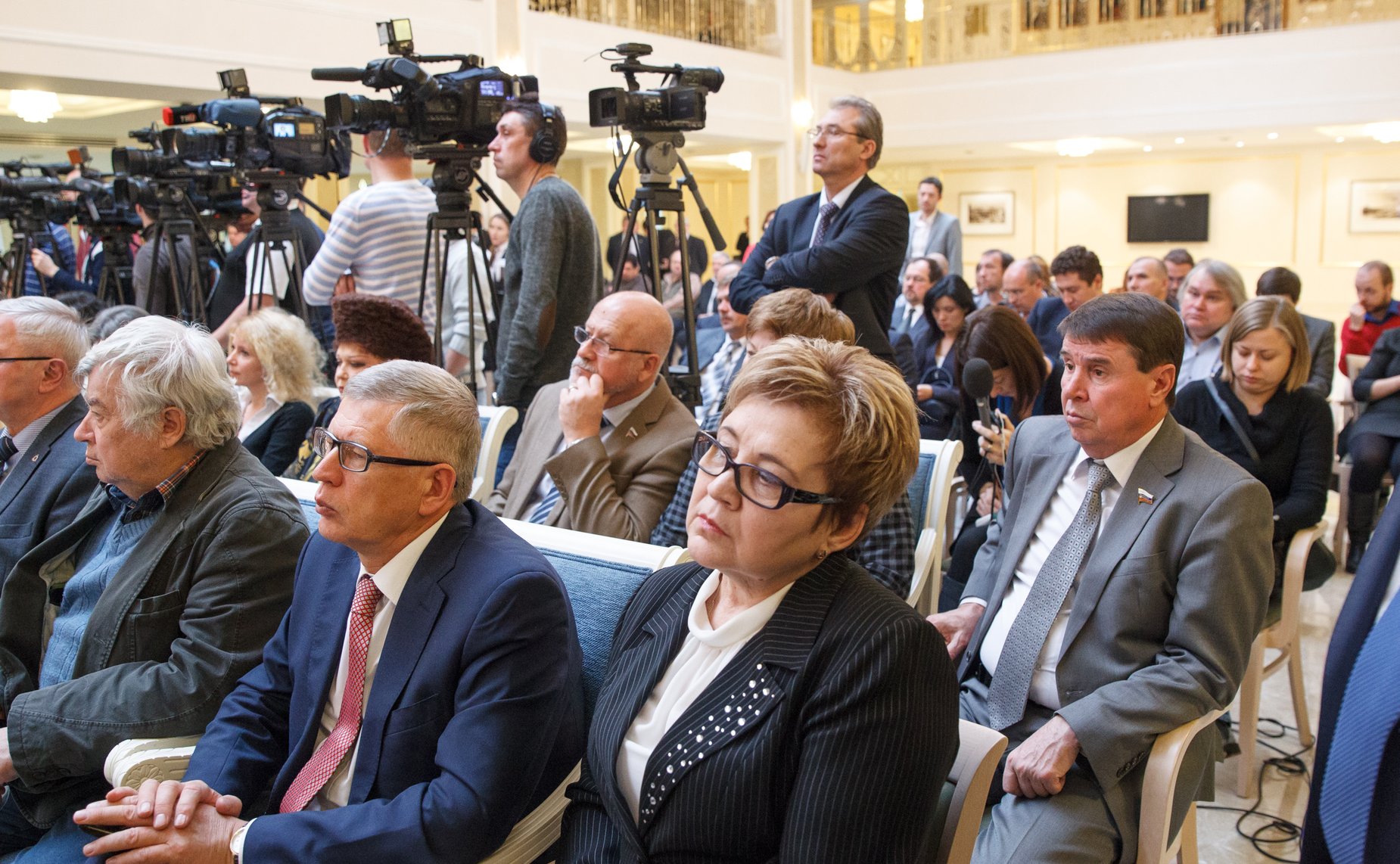 Церемония передачи наград родственникам погибших журналистов