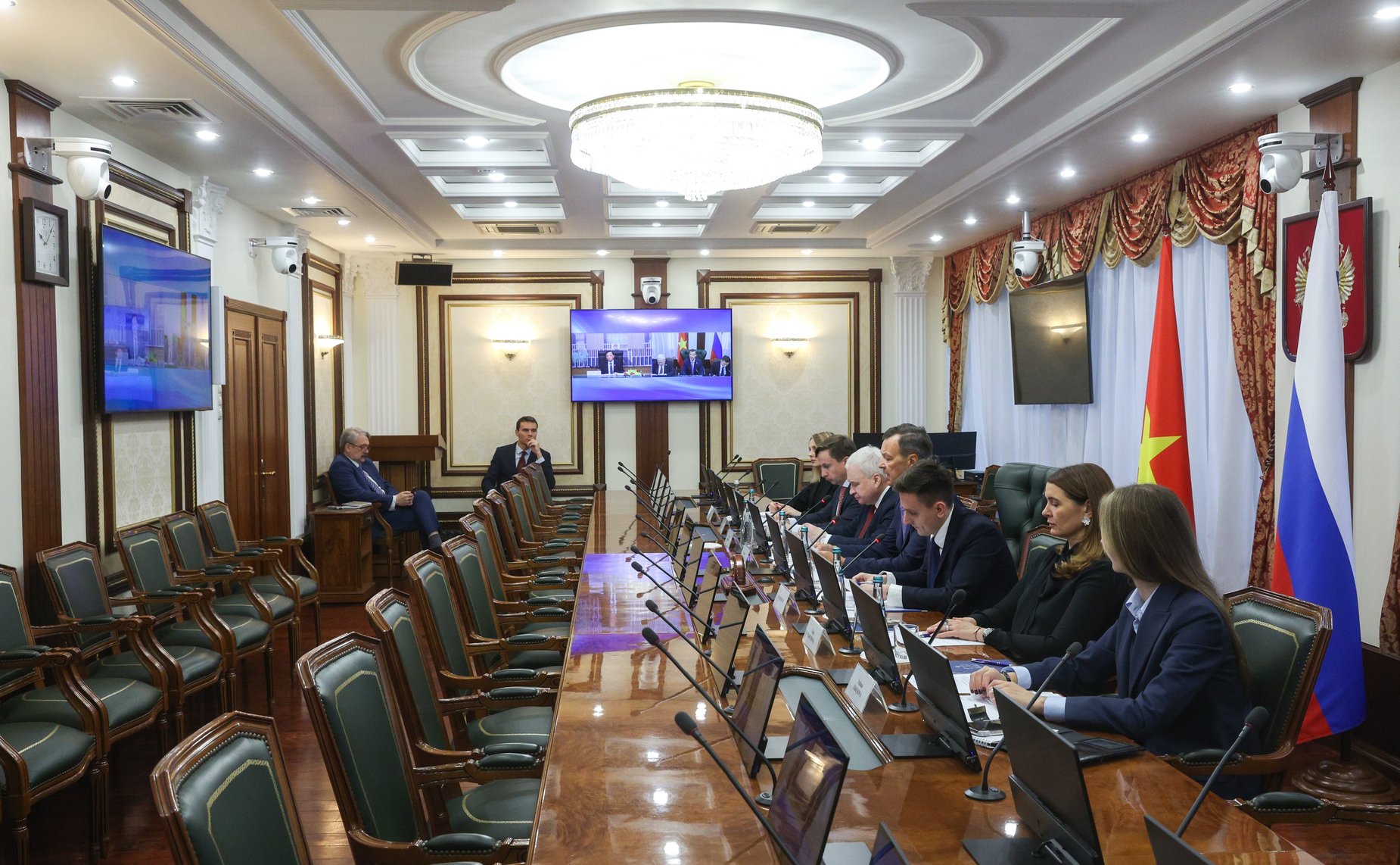 Встреча первого заместителя Председателя Совета Федерации Андрея Яцкина с заместителем Председателя Национального собрания Социалистической Республики Вьетнам Нгуен Кхак Динем в формате совместного заседания групп по сотрудничеству