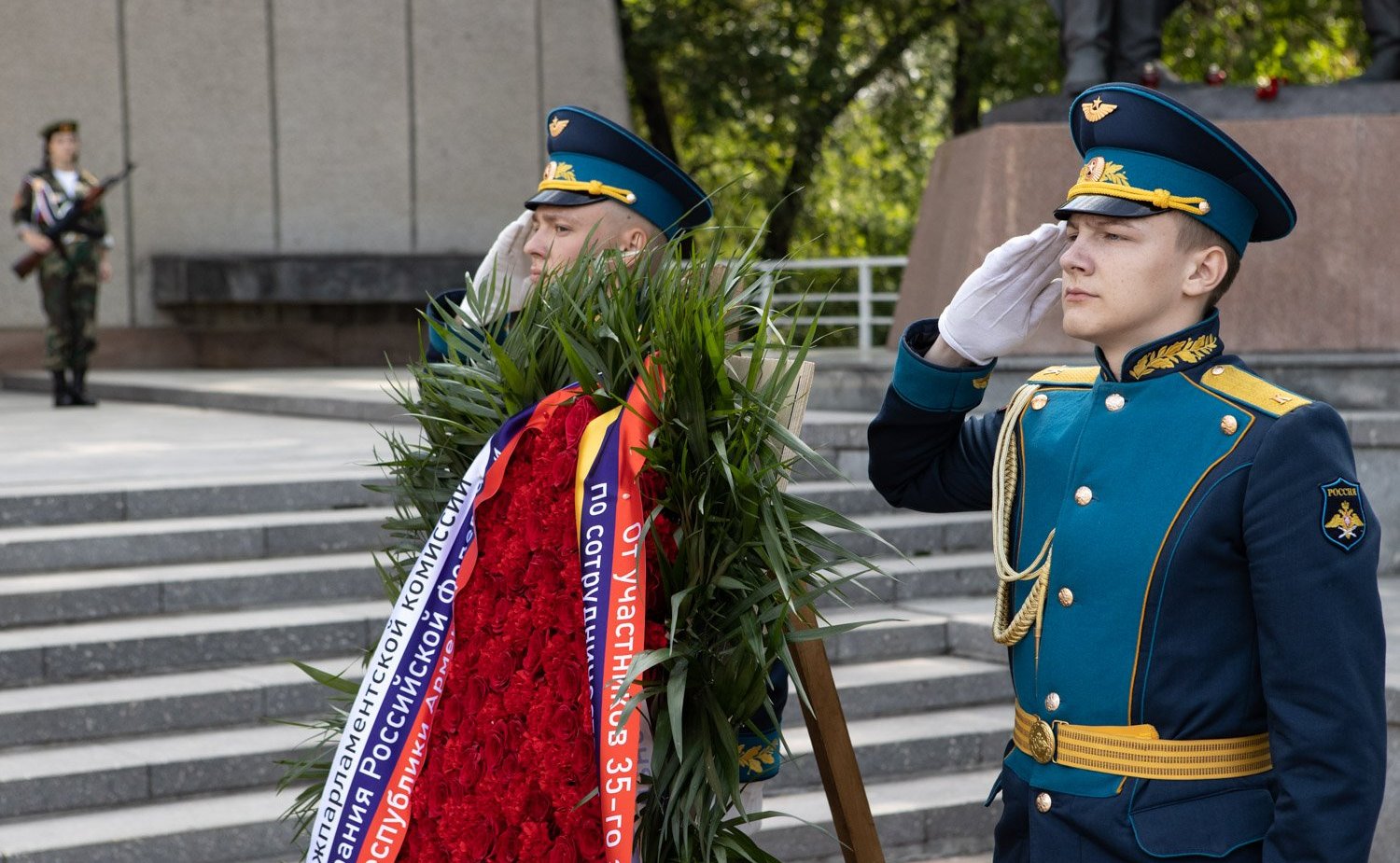 Члены парламентских делегаций России и Армении приняли участие в церемонии возложения цветов к Вечному огню на мемориале Победы