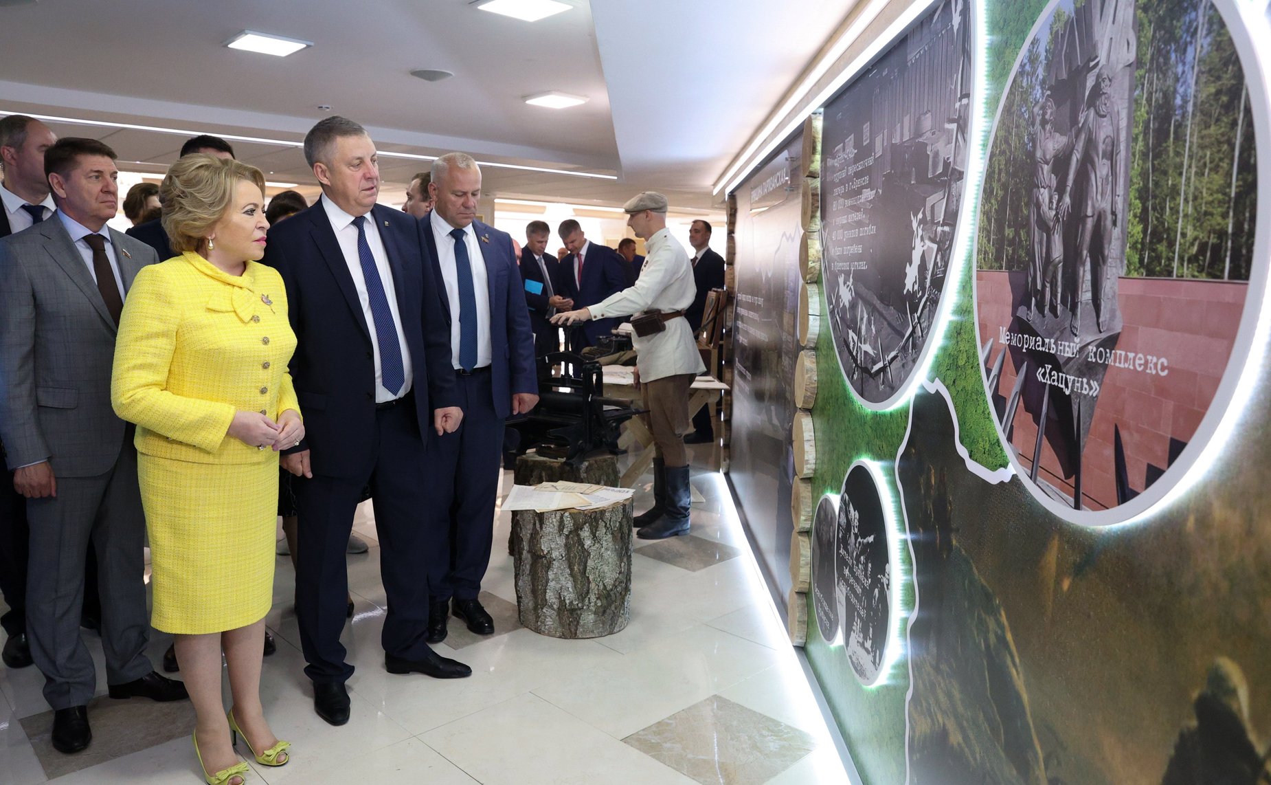Валентина Матвиенко и Александр Богомаз осмотрели выставку, посвященную истории и перспективным направлениям развития Брянской области