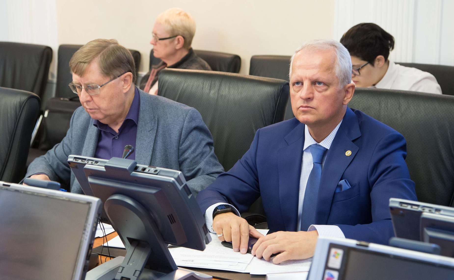 «Круглый стол», посвященный вопросам введения уголовной ответственности за незаконную добычу драгоценных и полудрагоценных камней, а также за нанесенный экологический ущерб