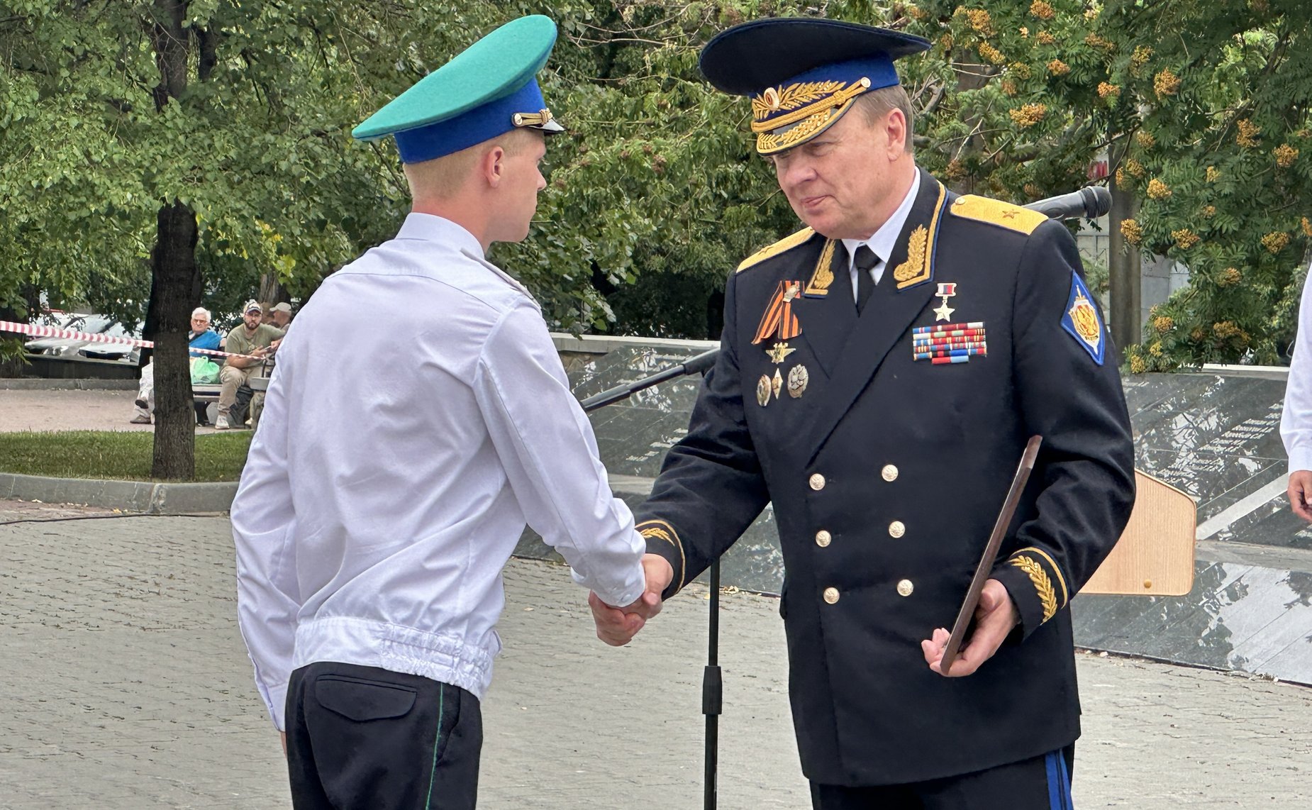 Церемония вручения наказов сотрудникам федеральной службы безопасности, приступающим к работе в пограничном подразделении Челябинской области