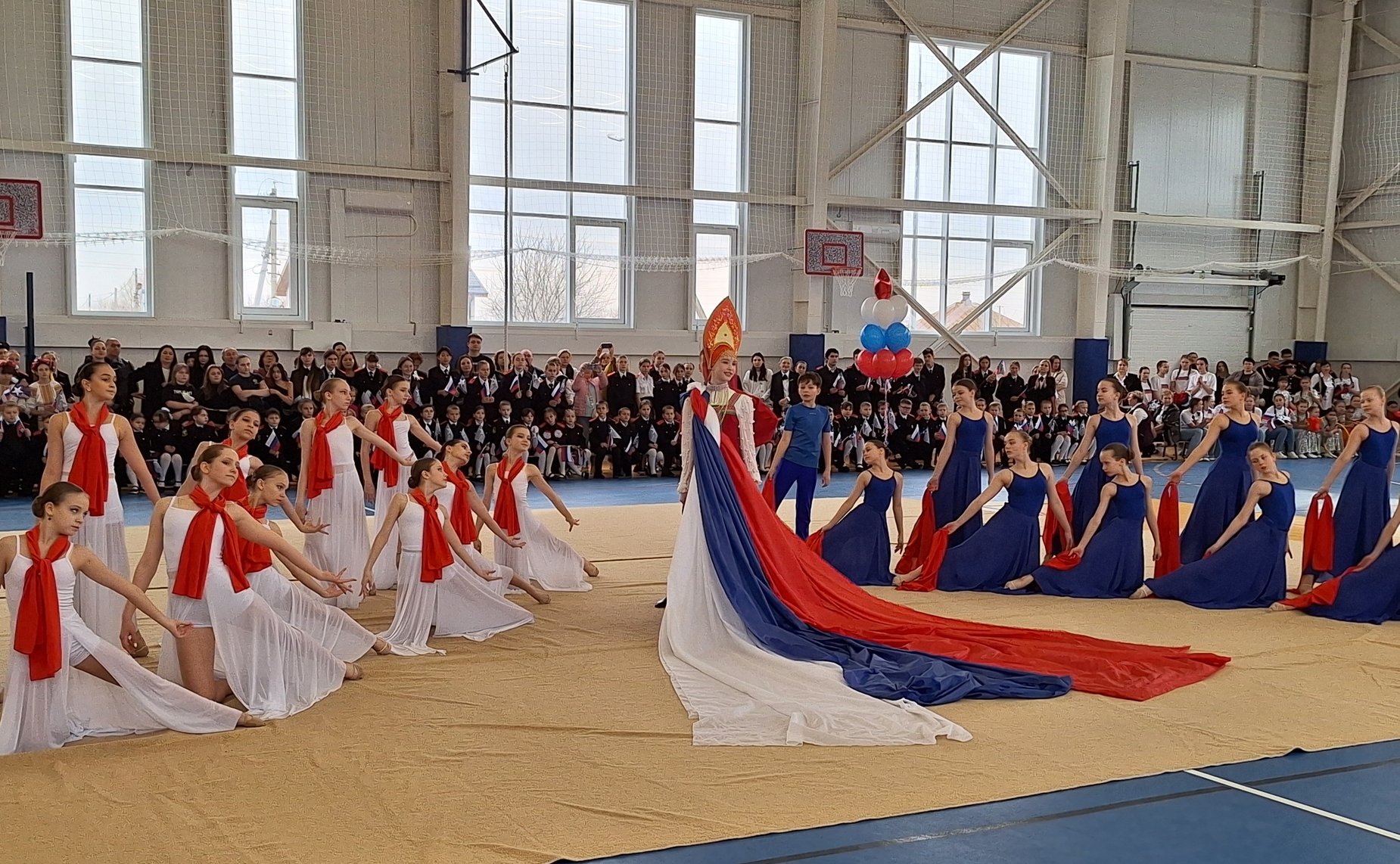 Алексей Кондратенко в рамках региональной недели посетил станицу Пластуновскую Динского района, где состоялось открытие спортивного комплекса «Звезда»