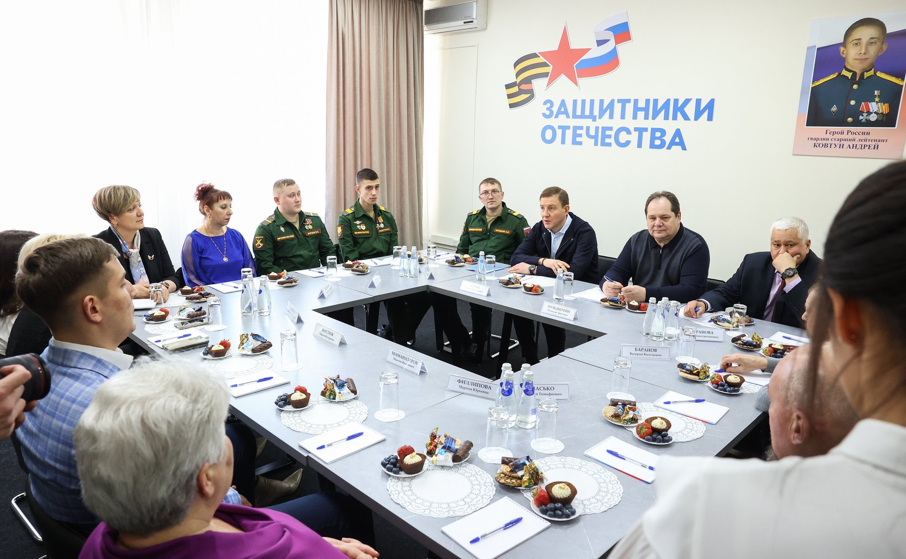 В Биробиджане Андрей Турчак вместе с руководителем управления по работе с регионами фонда «Защитники Отечества», матерью Героя России Марией Костюк встретились с участниками спецоперации