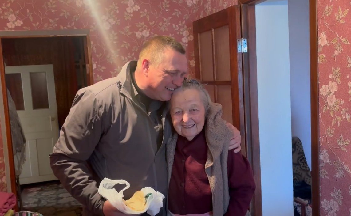 Игорь Кастюкевич навестил в Чаплынке Херсонской области Антонину Петровну Романович, которая обратилась к нему с просьбой встретить 9 мая на Красной площади