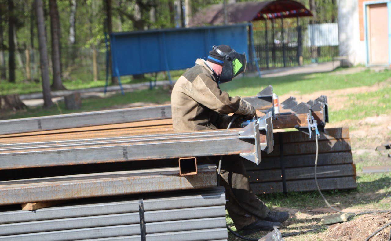 Николай Владимиров посетил Моргаушский округ и проконтролировал ход строительства быстровозводимых корпусов в детских оздоровительных лагерях