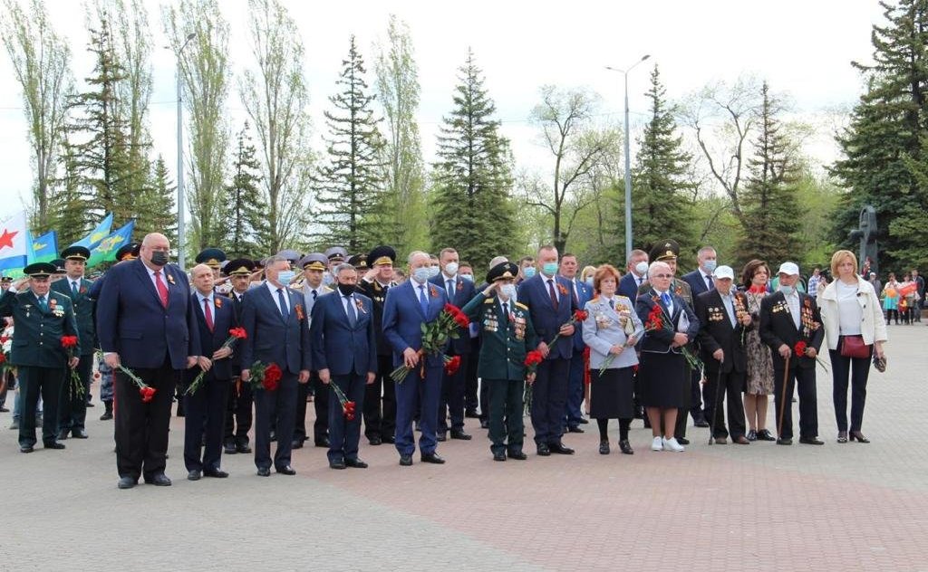 Сергей Аренин в Саратове почтил память погибших в Великой Отечественной войне