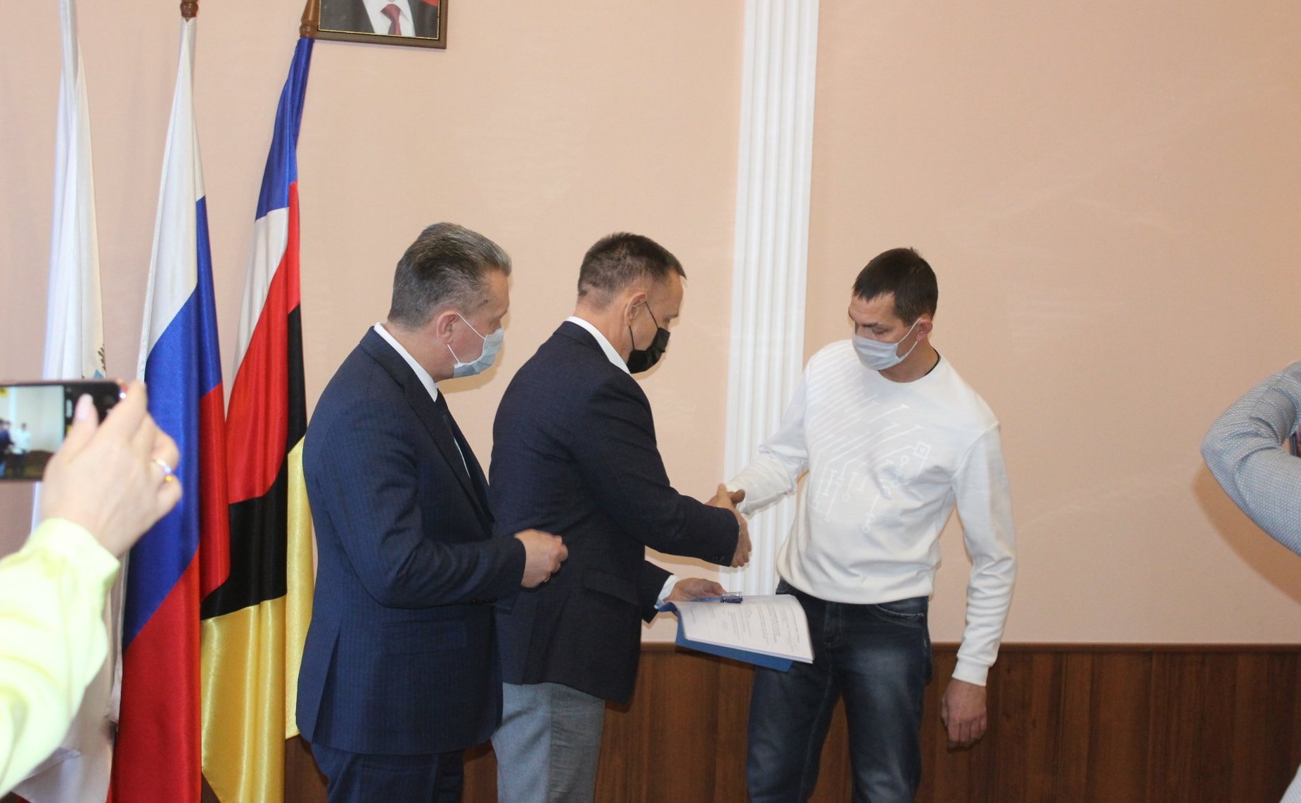 Олег Алексеев передал медаль «За боевые заслуги» родственникам участника Великой Отечественной войны