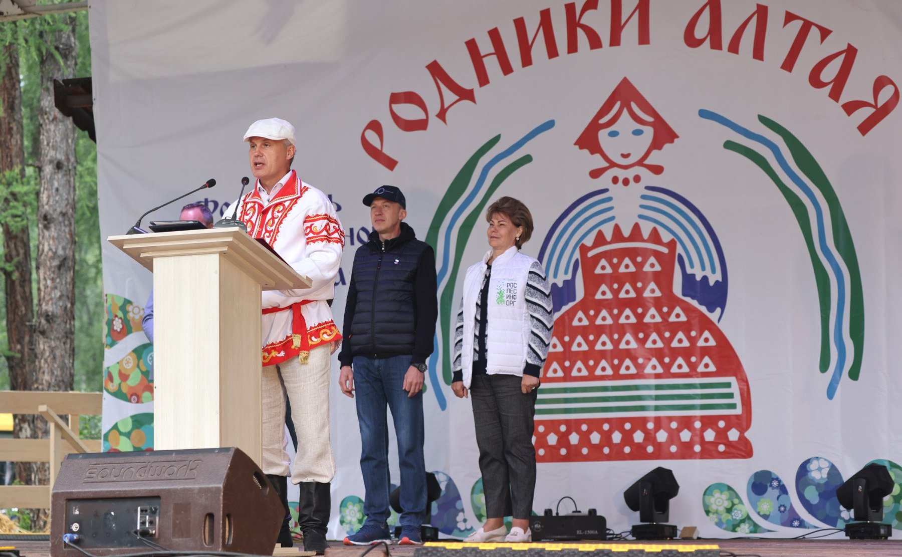Татьяна Гигель в ходе рабочей командировки по региону побывала на межрегиональном фестивале русского народного творчества «Родники Алтая»
