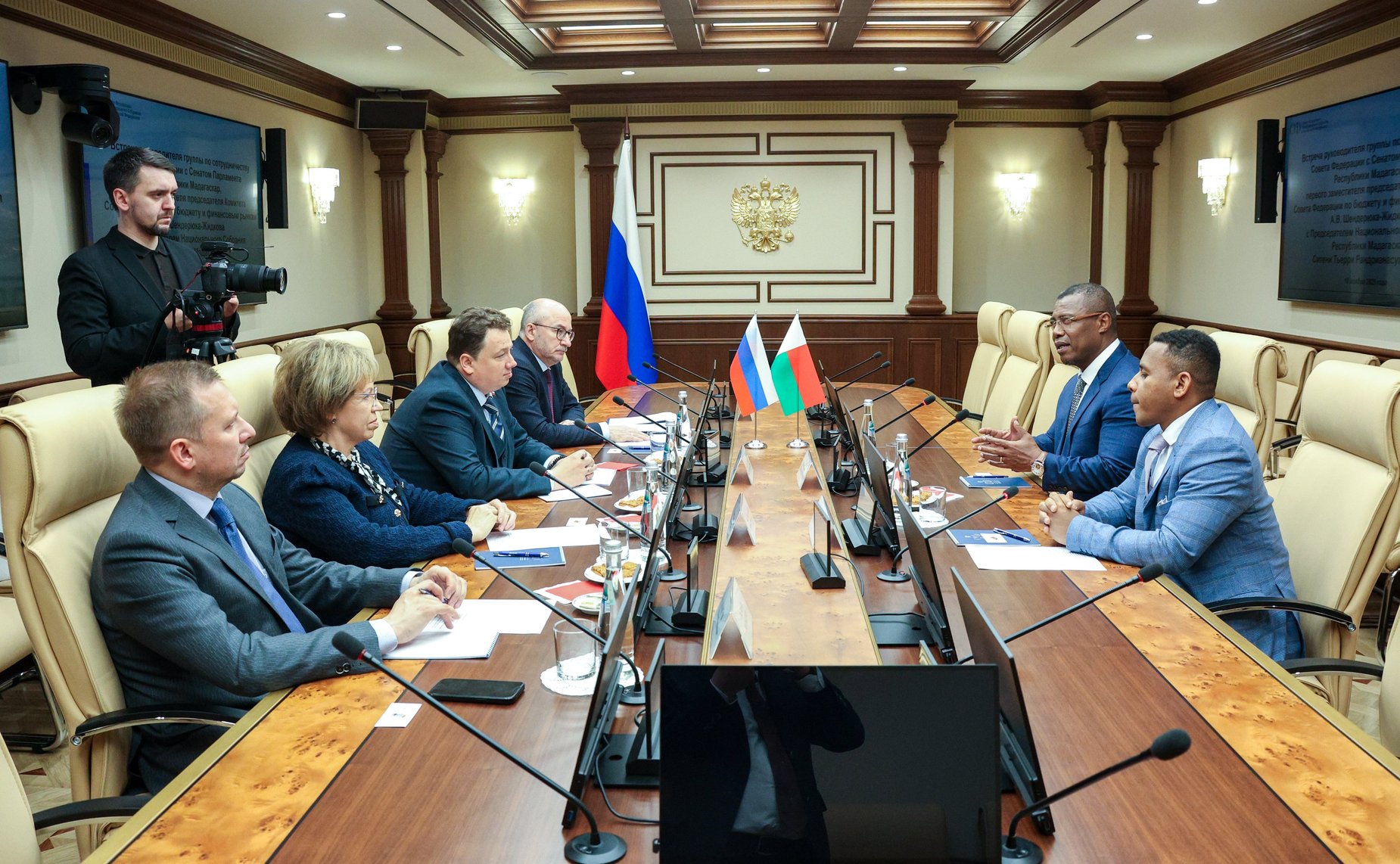 Встреча первого заместителя председателя Комитета СФ по бюджету и финансовым рынкам Александра Шендерюка-Жидкова с Председателем Национального Собрания Республики Мадагаскар Ситени Тьерри Рандриана Сулуниайку